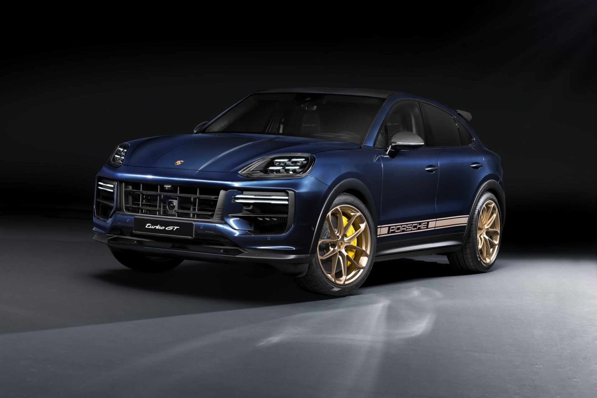 More performance and a new look, inside and out: Porsche presents the 2024 Cayenne